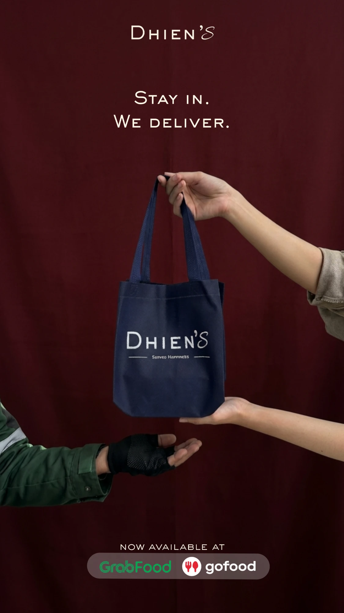 Tas DHIEN'S diserahkan ke kurir